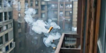 楼上扔烟头，物业该管吗？